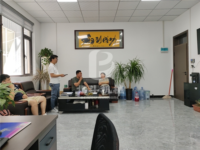 參觀炭化設(shè)備的客戶絡(luò)繹不絕,洽談合作正忙時(shí)