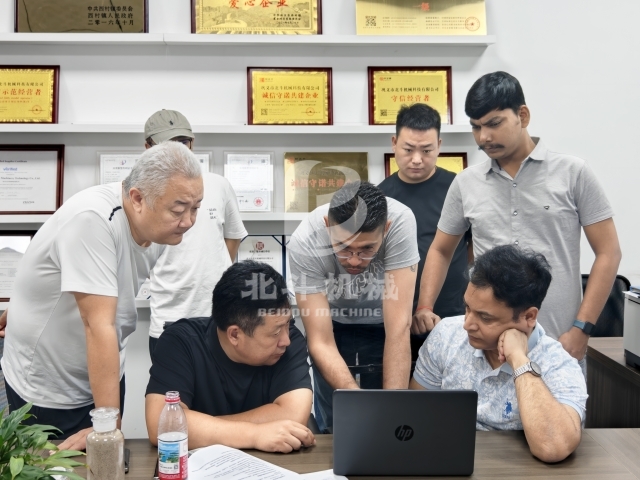 歡迎印度客戶來驗收炭化設備